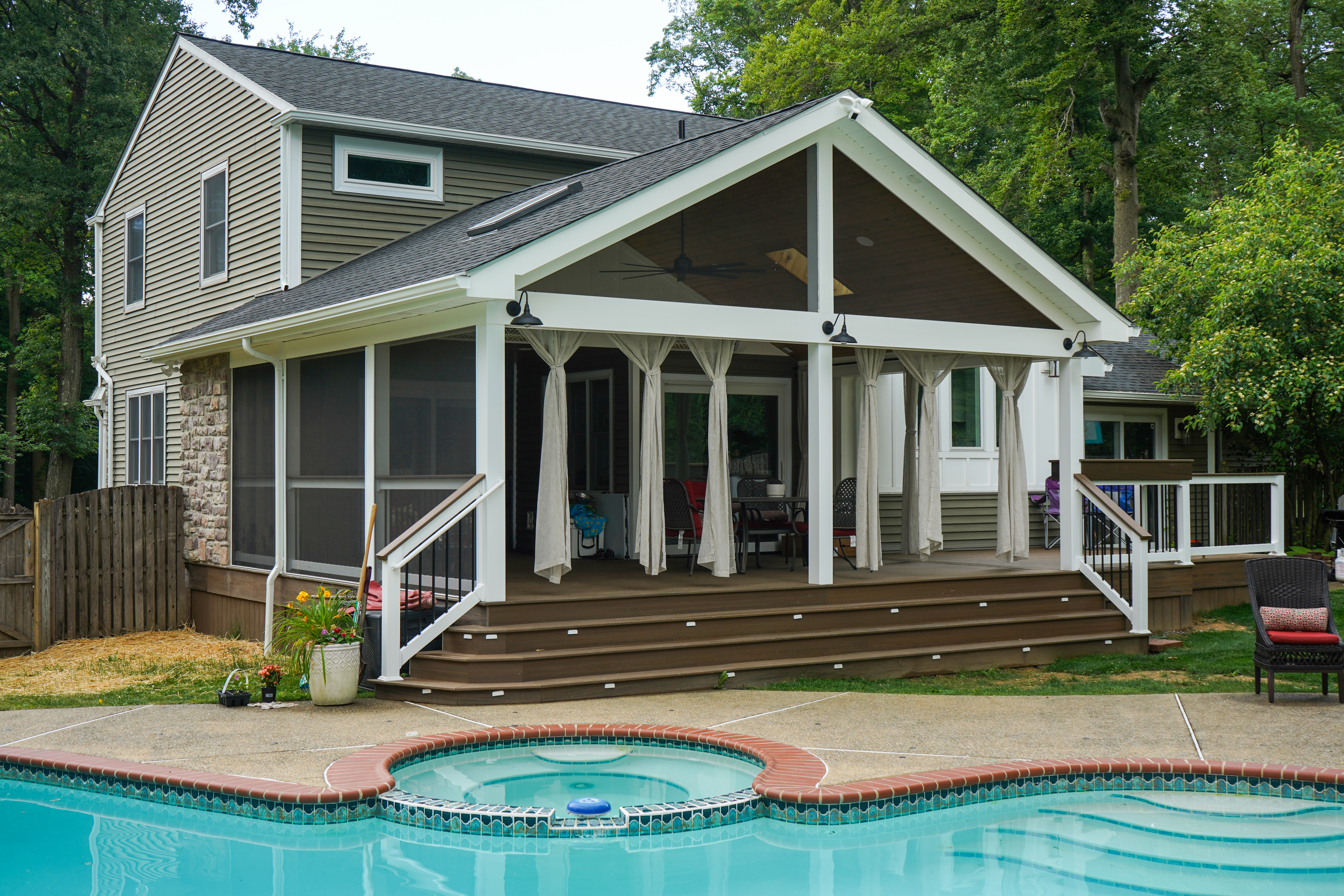 screened-in porch, deck
